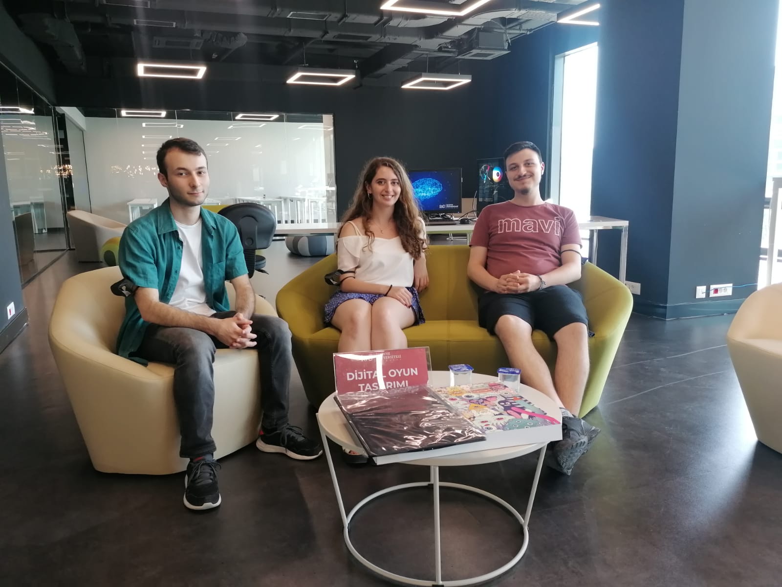 CrazyHubs'ta başarıya ulaşan öğrencilerimiz İstinye Üniversitesi Dijital Oyun Tasarımı bölümü bölüm kurucu hocamız Nevin Eryılmaz ile bir araya geldi.