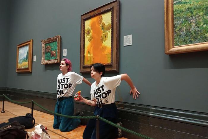 İklim aktivistleri Van Gogh'un ünlü tablosuna domates çorbası fırlattı