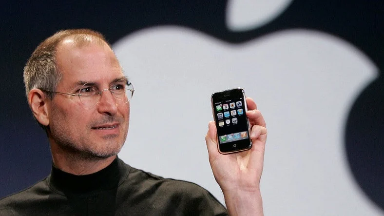 Üretilen İlk iPhone Rekor Bir Fiyata Satıldı